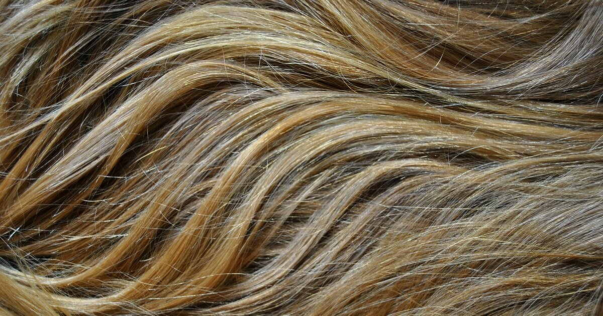 Jakie szampony i odżywki nawilżające do włosów suchych?