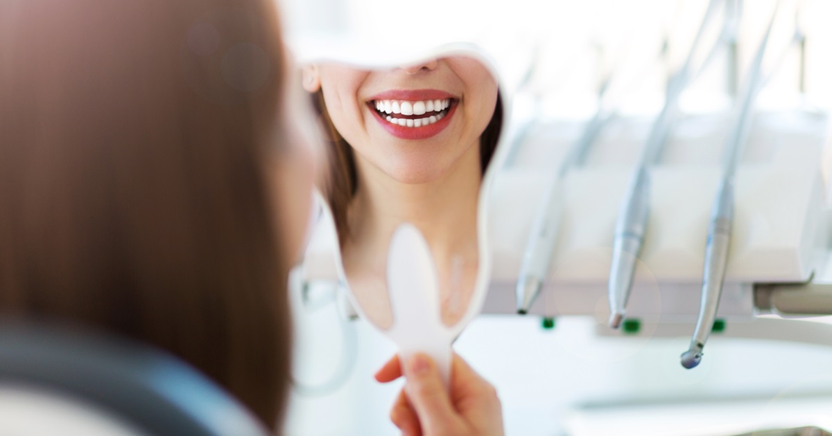 Come ottenere denti bianchi a buon mercato?