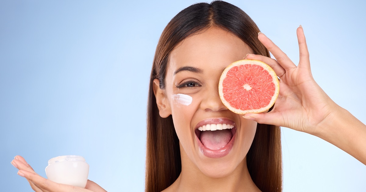 How to apply vitamin C serum for facial skin care? 