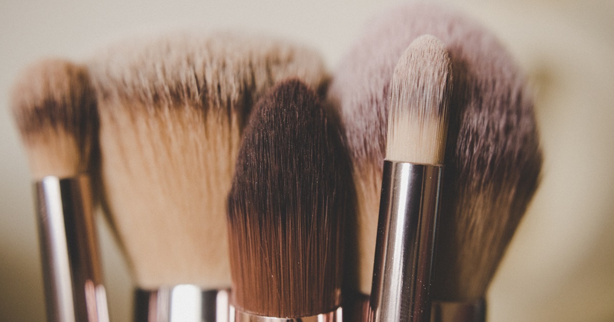 What brushes do I need in a basic makeup brush kit?