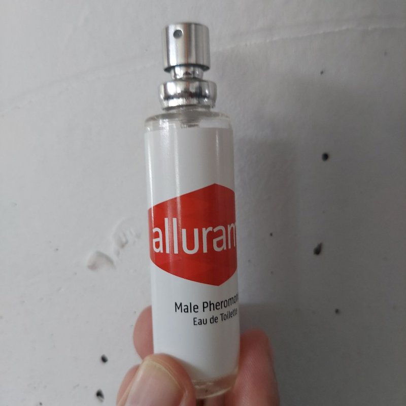 Alluramin, Feromony męskie w formie perfum